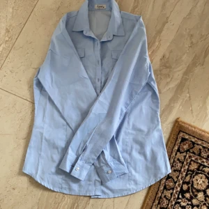 Repeat - En nygg figursydd skjorta . Mycket lite använd. 