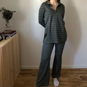 Blåglittrigt set h&m trend - SET AV TOPP PLUS BYXOR från h&m trend. Stl S på topp, stl 36 på byxa. Jag är 176cm lång för referens. Setet är blåmönstrat med trådar i silver som ger ett subtilt glitter. 66% polyester, 29% viskos, 5% metalliserad fibrer. Byxan är stretchig med en resår i midjan vilket gör det väldigt bekvämt. Mycket sparsamt använt. Köparen står för eventuell fraktkostnad. Swish is queen🦈🦕🐦💨