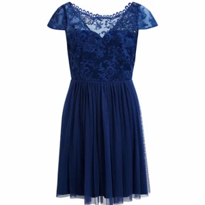 Blå klänning - Klänning köpt från Vila. Djup i ryggen. Använd en gång. Storlek S.