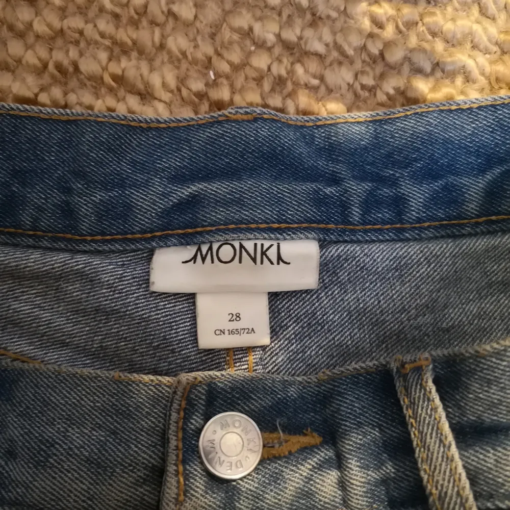 Fina jeansshorts från monki i storlek 28.supersköna och luftiga på sommaren. Väldigt höga i midjan🌸. Shorts.