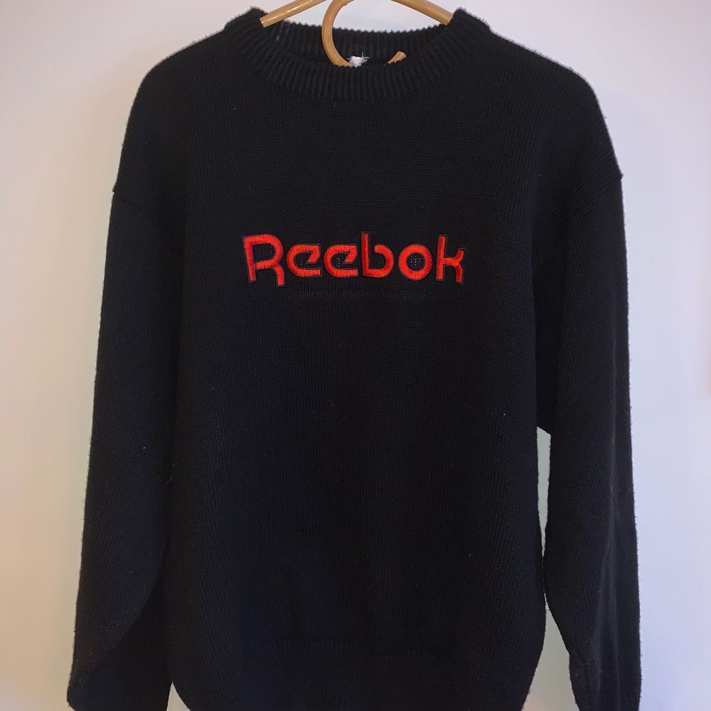 Supersnygg svart vintage stickad Reebok sweatshirt! Varm men inte stickig och perfekt till vintern! Den är vintage men är i perfekt skick. Ingen klar storleksbeskrivning, men ungefär storlek M. Den har en luftig, stor och snygg passform men är liten när nere så att den sitter fett snyggt!! . Tröjor & Koftor.
