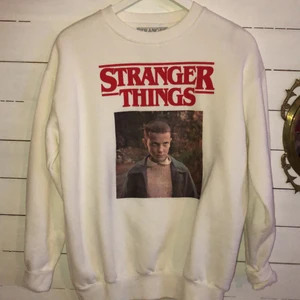 Stranger things sweatshirt  - Vit Stranger things merch med tryck på framsidan . Sweatshirt köpt på pull and bear i Spanien , jättebra skick aldrig använd och bra passform det står xs men sitter oversized. Kontakta vid frågor ✨