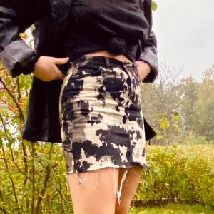 Unik kjol! - Supercool och unik kjol blekt av mig! Ursprungligen från dr denim! 50% skänks till att rädda korallreven!🌊