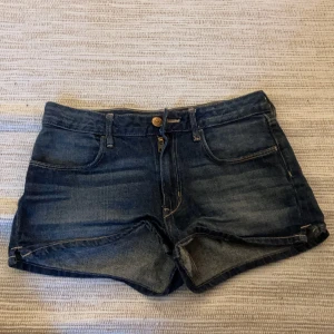 Shorts - Ett par blåa shorts