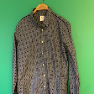 Småmönstrad skjorta från Ljung stl L - Småmönstrad skjorta från Ljung i blått och vitt stl L. Väldigt lite använd. 