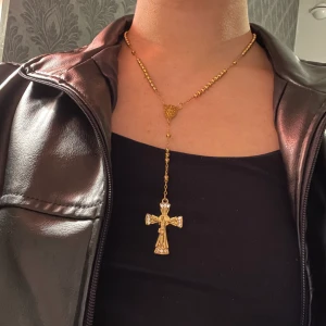 Guldfärgat halsband - Säljer as cool guldfärgat halsband!! INTRESSEKOLL; vill se vad jag kan få den för, buda!! Startpris på 50kr+ frakt!!