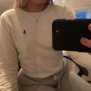 Ralph lauren, tröja - Säljer en jättefin tröja/kofta från Ralph lauren. Vit med blått märke, strl S/M. Kommer ej till användning:/ kontakta mig due intresserad eller har frågor🥰 köpt för 1100 men börjar budet på 250kr högsta bud nu 290kr☺️