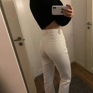 Säljer dessa vita jeans från weekday i modellen row. Knappt använda då de är lite för korta på mig. Storleken är 26/32 och skulle istället passa perfekt på en person som är 168-170. Skriv för mer bilder om du är intresserad!