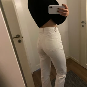 Vita weekday jeans - Säljer dessa vita jeans från weekday i modellen row. Knappt använda då de är lite för korta på mig. Storleken är 26/32 och skulle istället passa perfekt på en person som är 168-170. Skriv för mer bilder om du är intresserad!