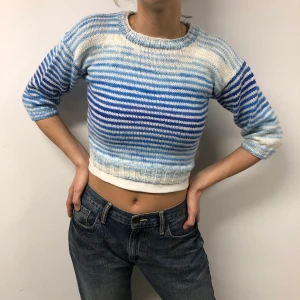 Cute tröja - Söt stickad tröja! (Inte stickig) Personen på bild är 170cm! Den saknar storlek🥰