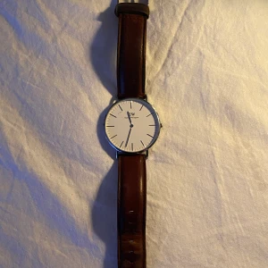 Daniel Wellington  - Daniel Wellington CLASSIC ST MAWES 40mm finns små repor men inget som märks. Nypris 1899kr bud från 100kr