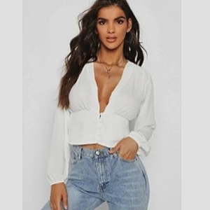Volume sleeve button up croptop - Säljer nu min sjukt snygga och bekväma croptop från boohoo. Har använt 2 gånger bara så den är i väldigt bra skick! Armarna är ganska luftig och "puffig", deep vneck och button up också. Så den är väldigt elegant och stilig bra till brunch eller vad som i guess 🤷🏻‍♀️🤍 Storlek 36 men passar 34 jättebra också!! 