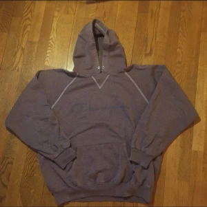 Champion hoodie  - Unik vintage champion hoodie. Super skön!!! Lite nött vid armarna men annars fin