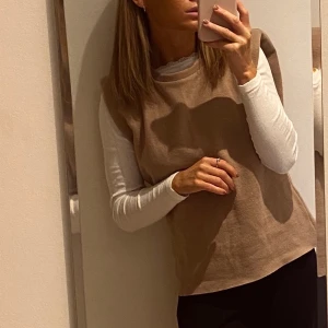 Väst  - Beige väst, använd en gång! 