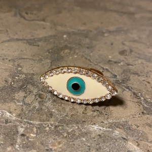 Ring med stenar - Ascool och unik ring med glittrande stenar. Storlek: 17,25. Perfekt att ge i julklapp till någon du tycker om!❤️🎅🏼 Buda på priset