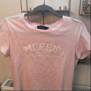 Morris - En rosa Morris T-shirt storlek XS