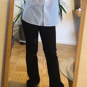 Bruna manchester utsvängda byxor  - Unika typ bootcut byxor i brun manchester, med brun/gul-blommiga små slits i midjan som jag sydde in själv för rätt länge sen. Köpts second hand, jag har knappt använt dem. En tight 38, funkar nog bra för 36 också. Rätt låg midja, en låg mid waist typ