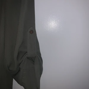 Militär grön tröja - Fin blus, ändats använt några gånger. Köptes för 199 kronor