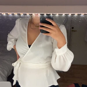 Stockh lm blus vit - Säljer min vita blus från stockh lm, använd en gång och är i strl xs men passar s också. Den är fint ribbad och matrialet är lite blankt 