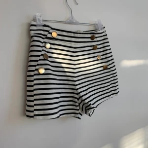 Randiga shorts - Supersnygga och sköna shorts som formar kroppen väldigt fint i storlek S💞 kan skickas om köparen betalar fraktkostnaden på 66kr🥰