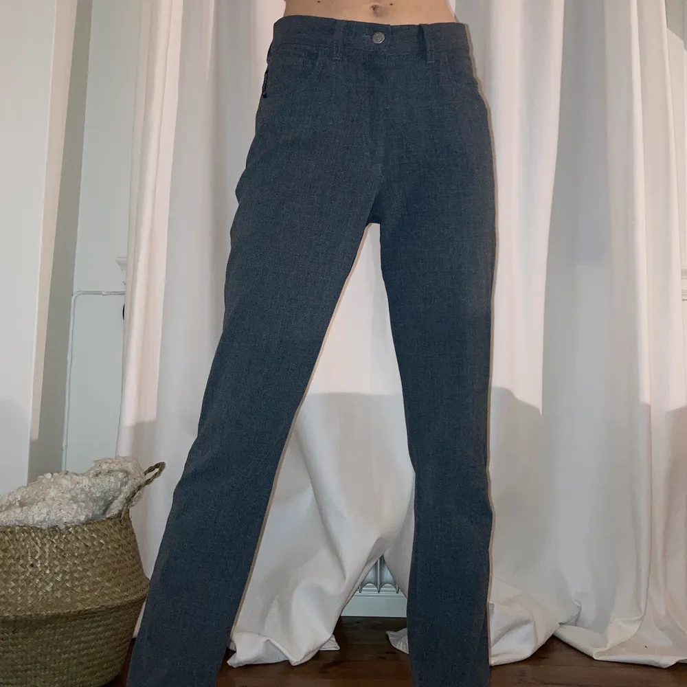 vintage kostymbyxor ifrån armani💗 inköpta secondhand! super bra skick! jag är 165cm lång! ingen speciell storlek men jag är vanligtvis en 34/24/XS!. Jeans & Byxor.