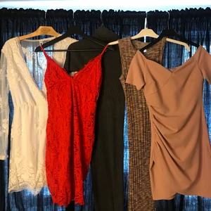 Klänningar/playsuit - Säljer billigt nu innan sommaren, paketpris går också att få om man är intresserad av flera. Tre högra passar XS eller mindre S och de två vänstra S/M. Tar fler bilder vid intresse. De flesta ligger på 2/3/400 förutom vita playsuiten som va lite dyrare. Röd och rosa såld!
