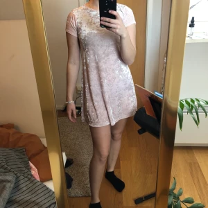 Gullig klänning från Forever 21  - Ljusrosa klänning i crushed velvet från barnavdelningen på forever 21. Sjukt gullig, använd en del men inte mycket slitage. Väldigt mjuk och bekväm.