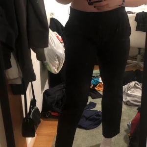 Kostym byxor - Svarta kostym byxor köpta second hand. Korta i benen (jag är 179) och i herr storlek men jag är en M/L i midjan. Frakt 49kr eller mötas upp i Malmö/Lund