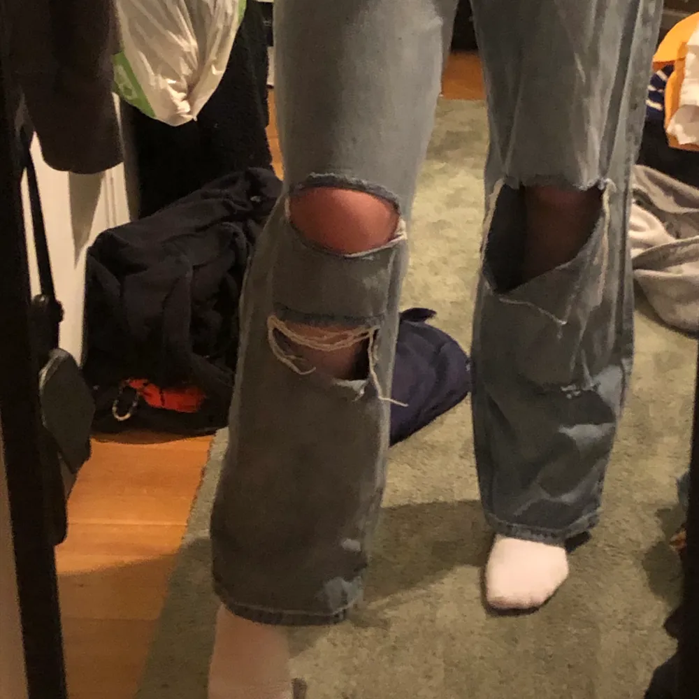 Trendiga slitna Boohoo jeans! Vida ben, lite oversized, långa i benen (jag är 179!!!!!) och väldigt snygga. Använda max 3 gånger, lite mindre i storlek, jag har 42 i byxor men dessa sitter som en 40. Frakt (69kr) eller mötas i Malmö/Lund går bra.. Jeans & Byxor.