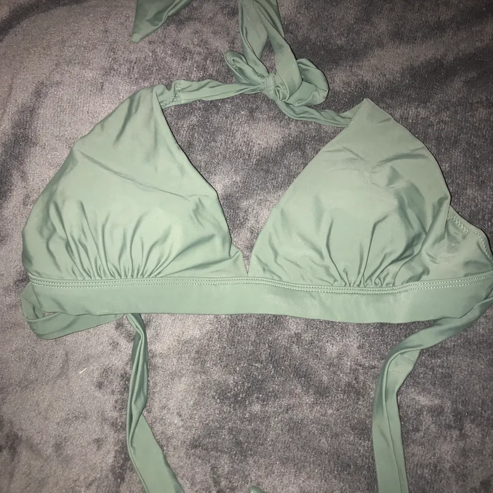 En grön bikiniöverdel ifrån Åhléns . Helt oanvänd med prislapp kvar !✨. Övrigt.