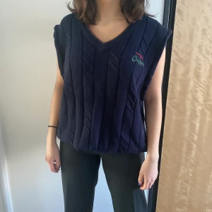 Stickad väst - Stickad väst som är köpt second hand, så snygg med tex en vit T-shirt under. Passar Xs/ S/ M beroende på vilken passform man önskar 🥰