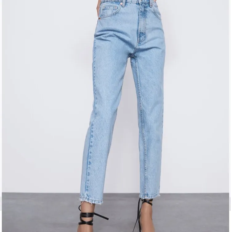 Har använt dem endast en gång så de är i väldigt bra skick. Sköna, snygga och trendiga jeans för ett billigt pris! Köptes för 399 kr. Jeans & Byxor.