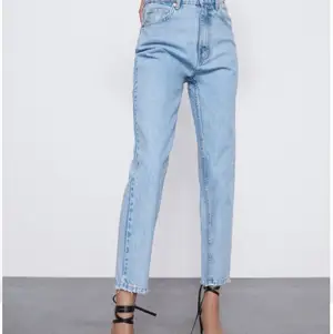 Har använt dem endast en gång så de är i väldigt bra skick. Sköna, snygga och trendiga jeans för ett billigt pris! Köptes för 399 kr