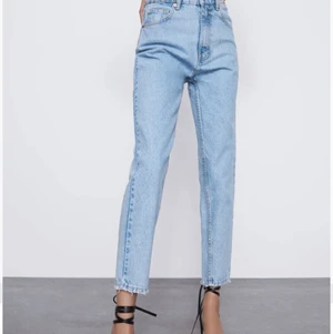 Min jeans i storlek 36 - Har använt dem endast en gång så de är i väldigt bra skick. Sköna, snygga och trendiga jeans för ett billigt pris! Köptes för 399 kr