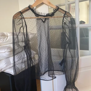 Meshtopp - Festlig meshtopp från ginatricot, saknar en knapp där bak men de går att åtgärda med en säkerhetsnål 