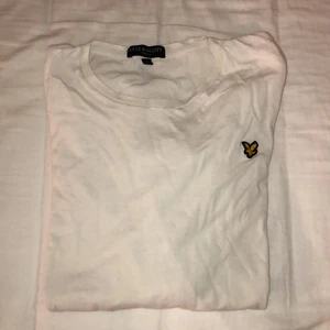 Lyle & Scott T-shirt  - Vit Lyle & Scott T-shirt. Storlek XL. Passform som Xl/L. Bra skick