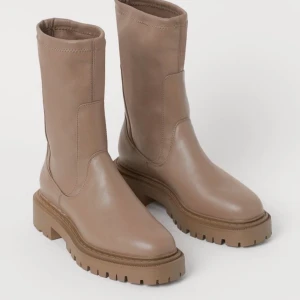 Beiga chunky boots med högt skaft från H&M - Så snygga boots med chunky sula och högt skaft från H&M. Köpta för någon månad sen då jag tänkte att jag skulle använda något annat än svarta skor? Har nu insett att det inte kommer hända. Helt oanvända i nyskick.  Tror att jag köpte dem för 499kr