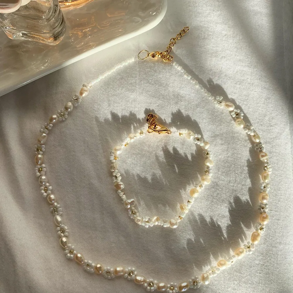 Kolla in mer på Instagram @aliceruthjewelry☺️                   Äkta Sötvattenspärlor och blommor av glaspärlor!          Armband 99kr, Halsband 199kr & båda 269kr. Accessoarer.
