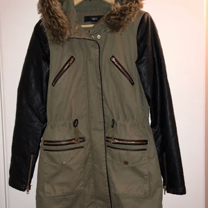 Jacka från ellos - Har en jätte fin jacka från ellos köpt för nått år sen för 1199kr säljer den nu för 500kr + frakt för att den bara hänger i garderoben. 