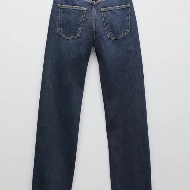 Säljer dessa medel/lågmidjade byxor från Zara i storlek 36. Helt oanvända med lapp kvar och allting. Säljes för 250 kr eller högsta bud. (Köparen står för frakt) . Jeans & Byxor.