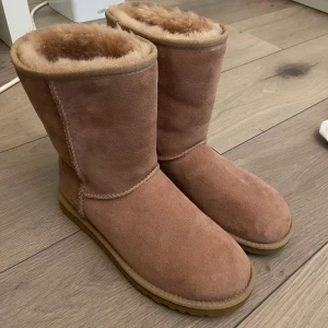 Uggs brun skor - Uggs brun skor i storlek 37 är som ny inga fläckar o är felfri äkta frakt ingår