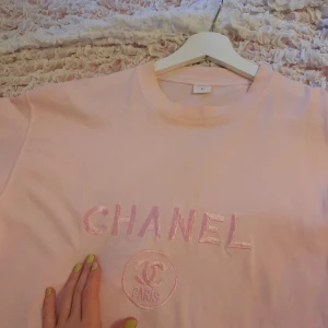 Söt t-shirt  - Gullig ljusrosa tröja med ett chanel-tryck (inte äkta hehe). Det står storlek L i tröjan men skulle säga att den är mer som en större M.