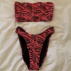BIKINI SET -  Har endast använt en gång för provning men OBVIOUSLY TVÄTTAD! High waisted. Säljer för att jag inte använder. 🌺🦓💘💖