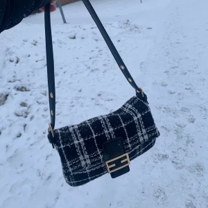 Fendi likande väska  - Jättefin väska som likande Fendi. Bud just nu 290