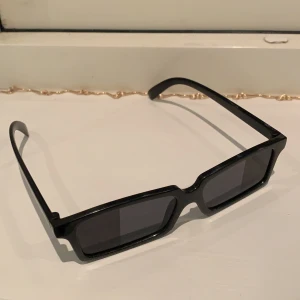 vintage solglasögon - Riktigt häftiga brillor från 1996 som man kan se bakom ryggen med tack vare små ”speglar” på sidorna 😎Köparen står för frakt🖤Vill flera ha så blir de budgivning i dm! HÖGSTA BUD: 130kr