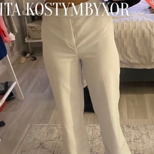 Vita ”kostymbyxor” - Säljer dessa vita raka kostymbyxor ifrån bikbok. Köpta ifrån tise. Passar perfekt i längden för dig som är runt 165. 
