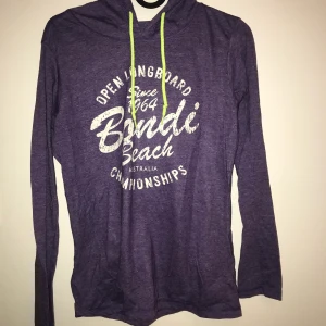 Lila tröja med huva och print - Lila huvtröja med huva och print, strl S. Inköpt i Sydney, oanvänd och endast testad. Köpare står för frakt