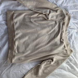 Beige/rosa off shoulder tröja  - Säljer en beige/rosa offshoulder tröja från Bik bok. I storlek L men passar även mig som har storlek S. Jätteskönt material inuti❤️