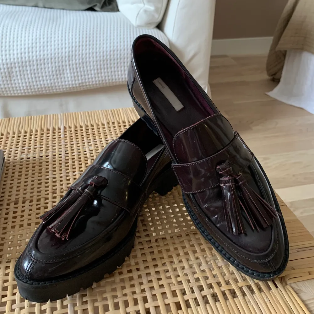 Trendiga loafers i äkta läder, säljer då jag fick dessa i present och de inte passade. Använda Max 5 gånger💕 Buda från 200 nere i kommentarerna 👇🏼👇🏼. Skor.
