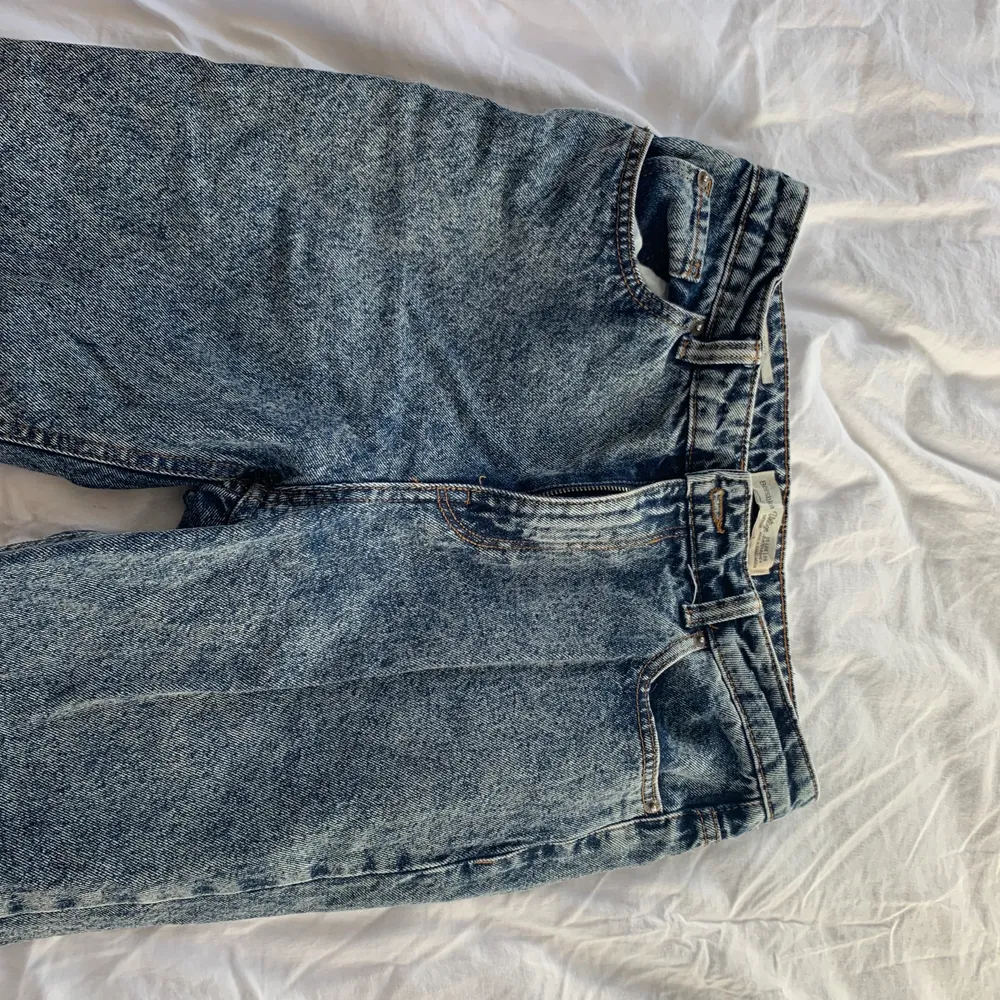 Nu säljer jag jättefina blåa mom jeans från bershka. Högmidjade jeans i en mörkare färg. Jättefina men använder inte längre. Storlek 38❤️ . Jeans & Byxor.